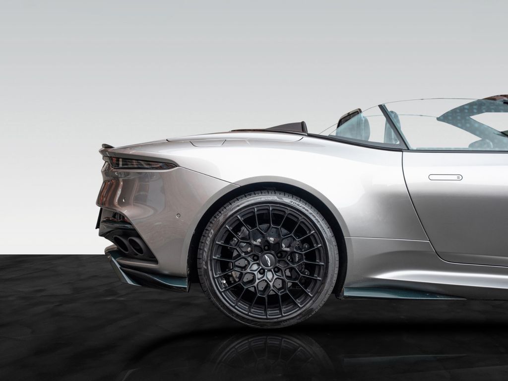 Aston Martin DBS 2024