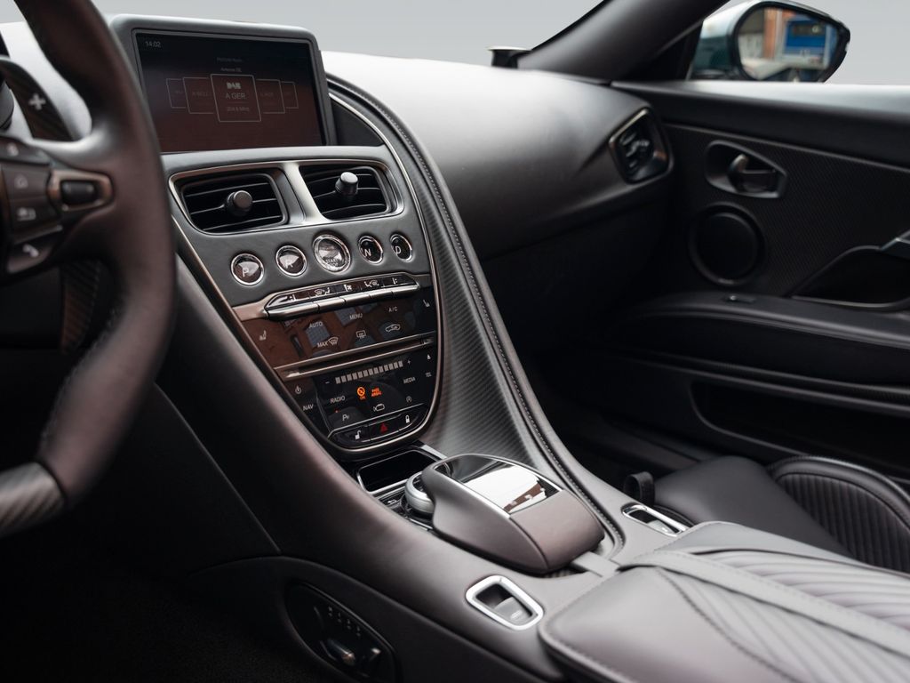 Aston Martin DBS 2024