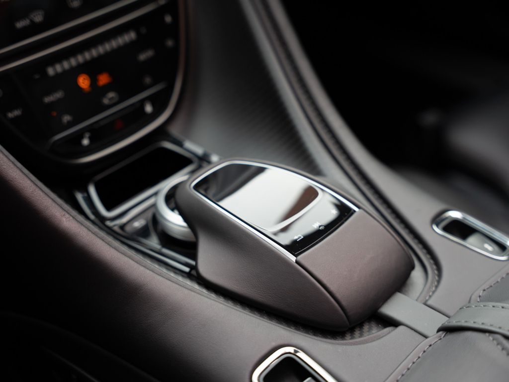 Aston Martin DBS 2024