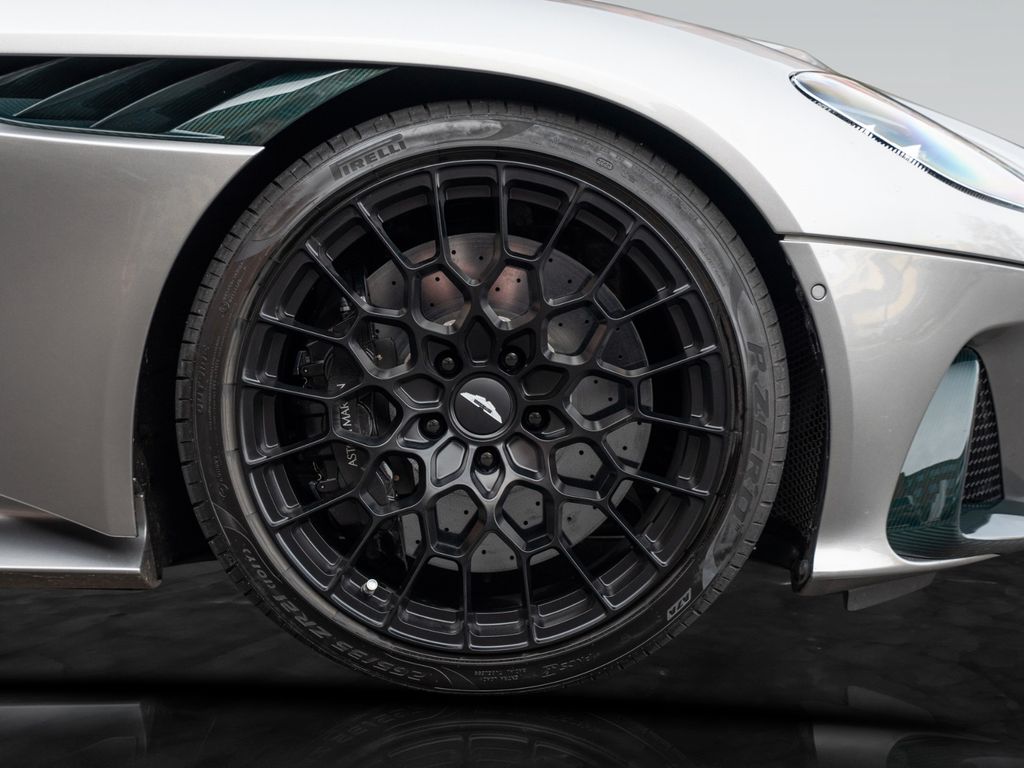 Aston Martin DBS 2024