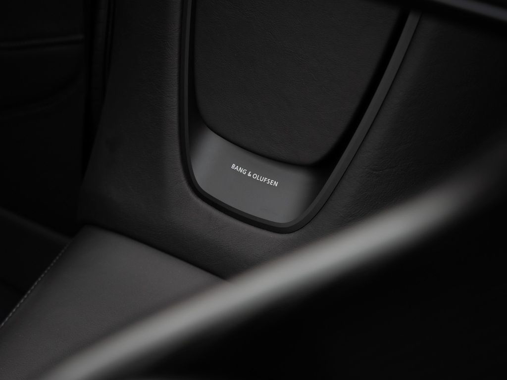 Aston Martin DBS 2024