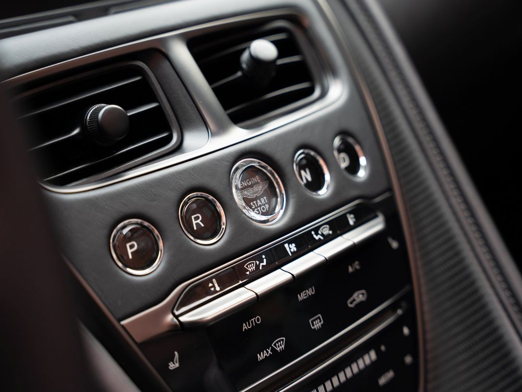 Aston Martin DBS 2024