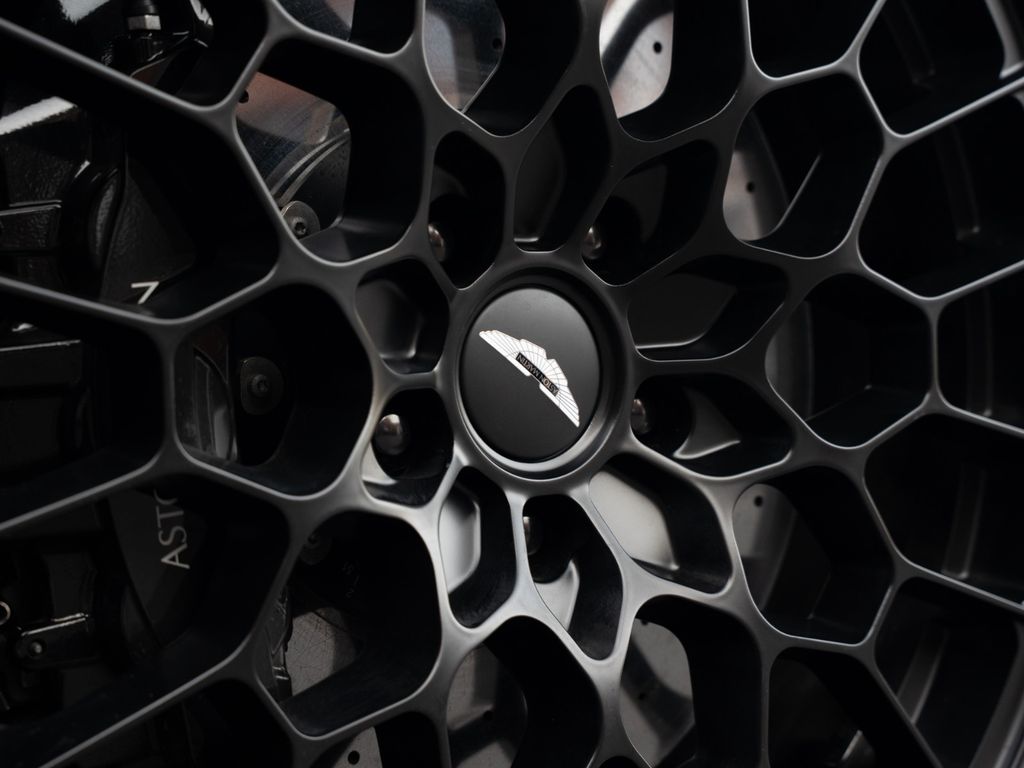 Aston Martin DBS 2024