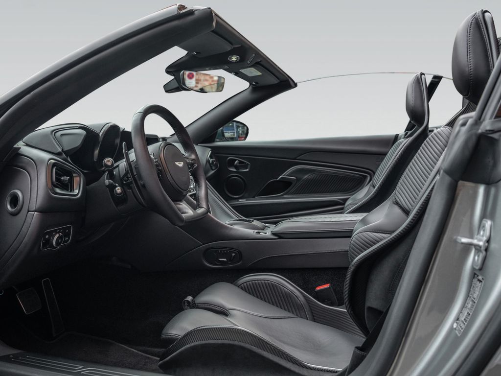 Aston Martin DBS 2024