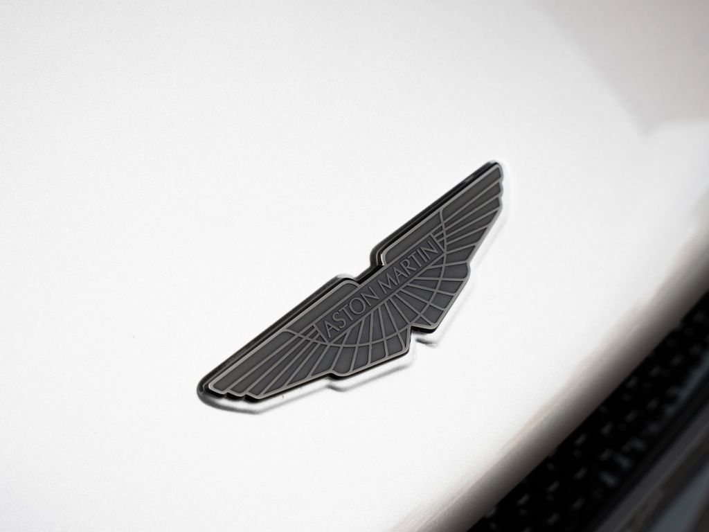 Aston Martin DBS 2024