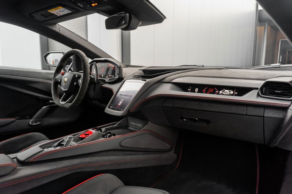 Lamborghini Revuelto 2024