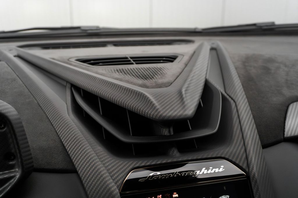 Lamborghini Revuelto 2024