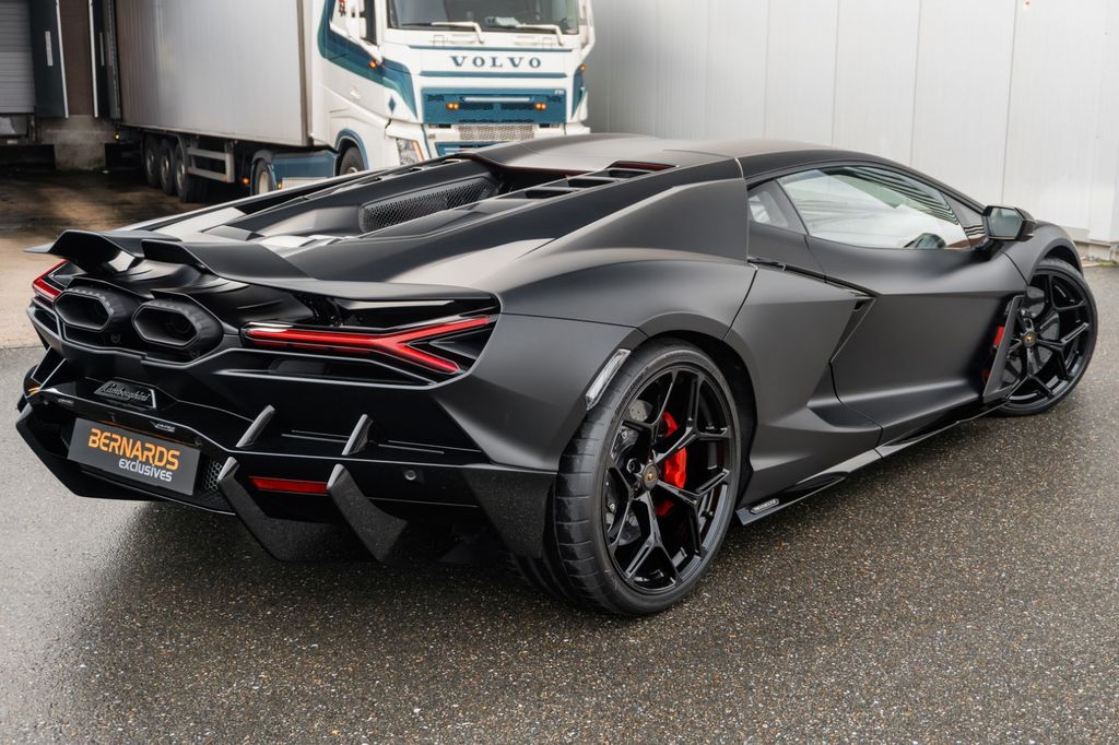 Lamborghini Revuelto 2024
