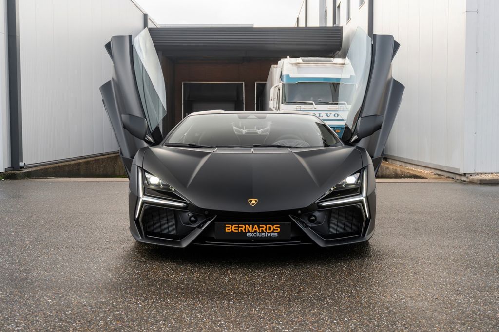 Lamborghini Revuelto 2024