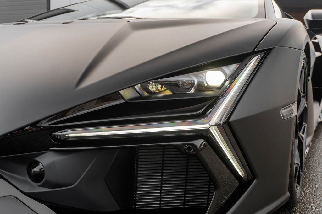 Lamborghini Revuelto 2024