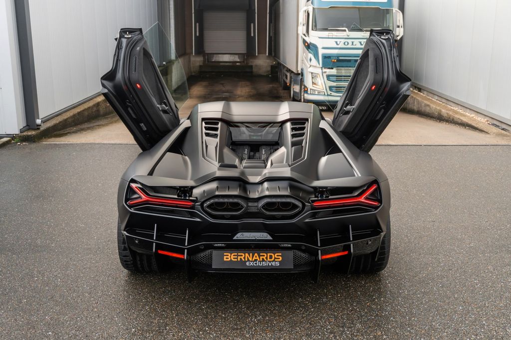 Lamborghini Revuelto 2024