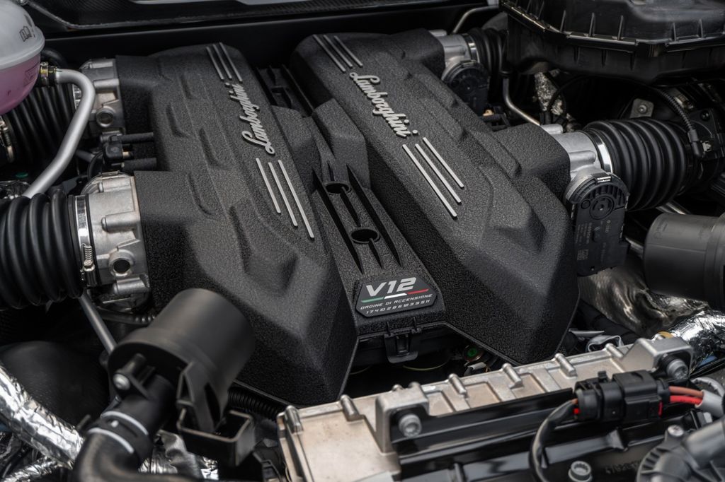 Lamborghini Revuelto 2024