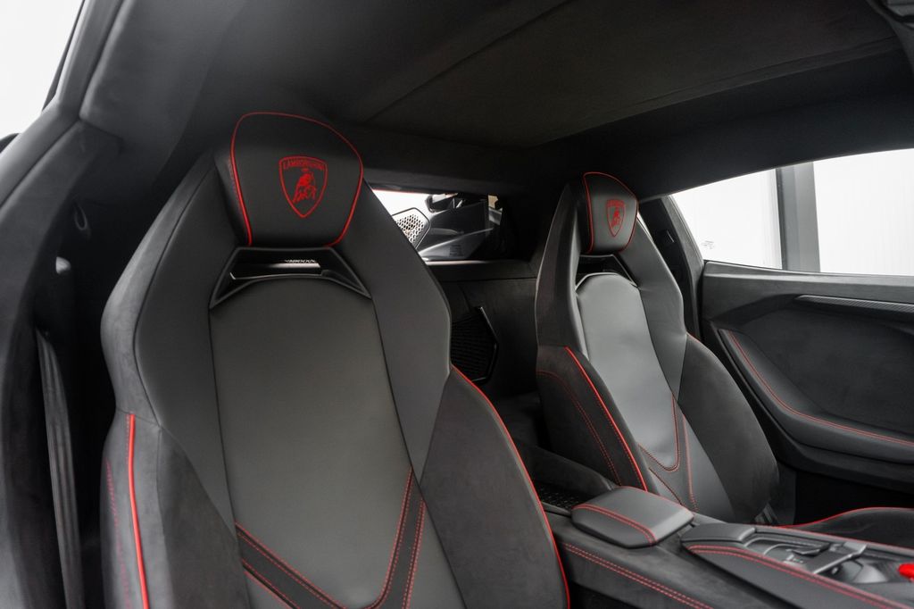 Lamborghini Revuelto 2024