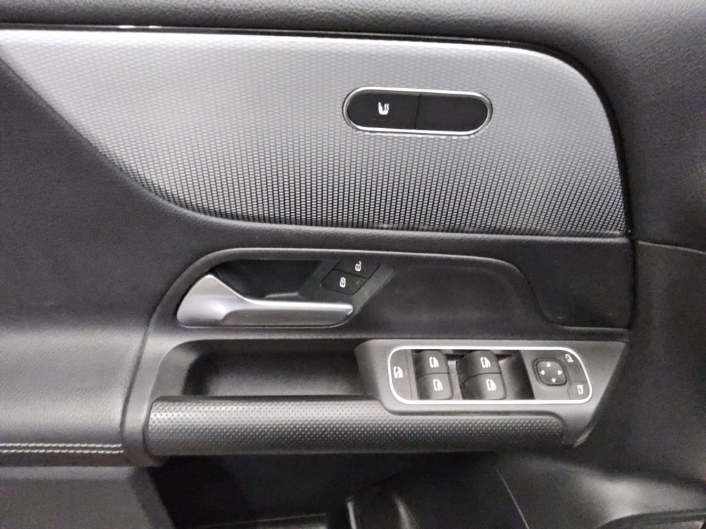 Mercedes-Benz GLB 180 2023