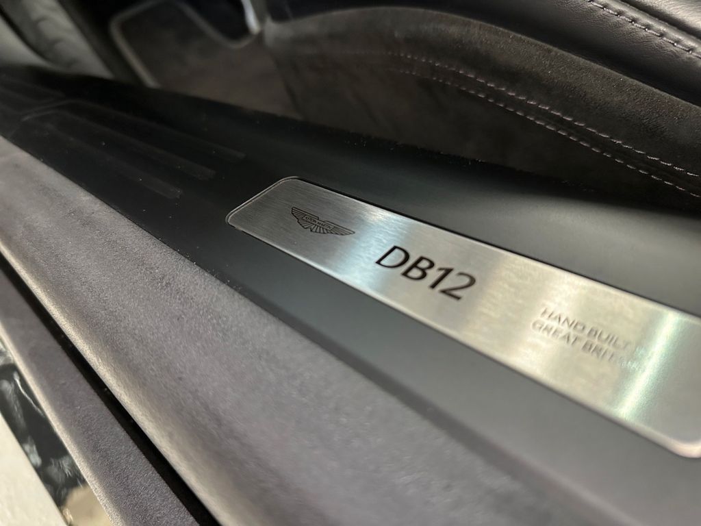 Aston Martin DB12 2024