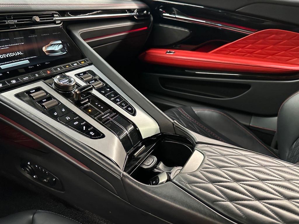 Aston Martin DB12 2024