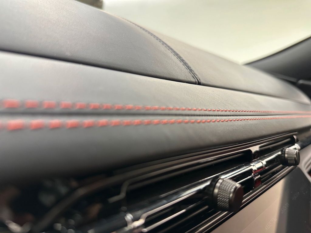 Aston Martin DB12 2024