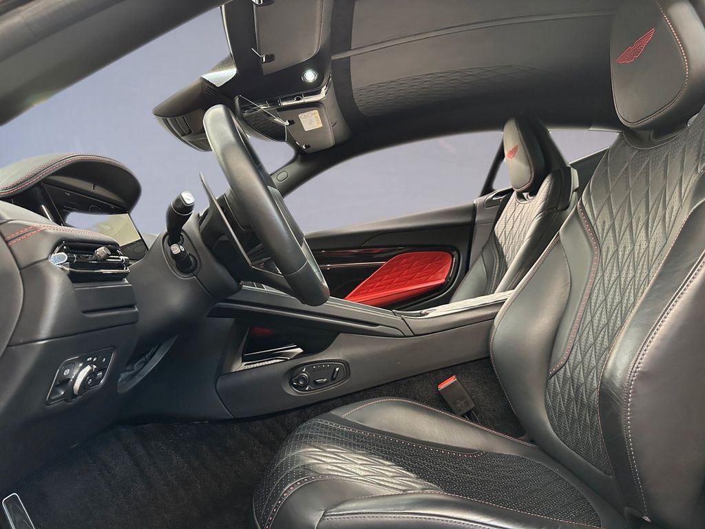 Aston Martin DB12 2024