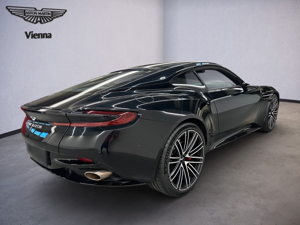 Aston Martin DB12 2024