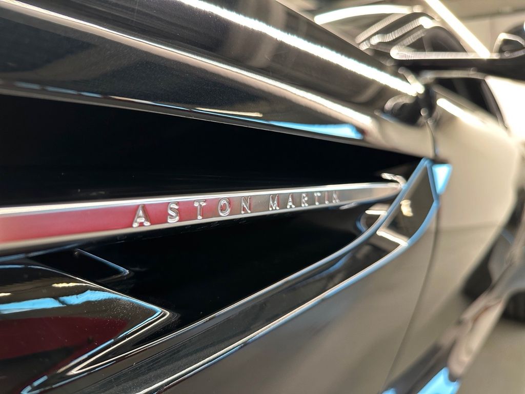 Aston Martin DB12 2024