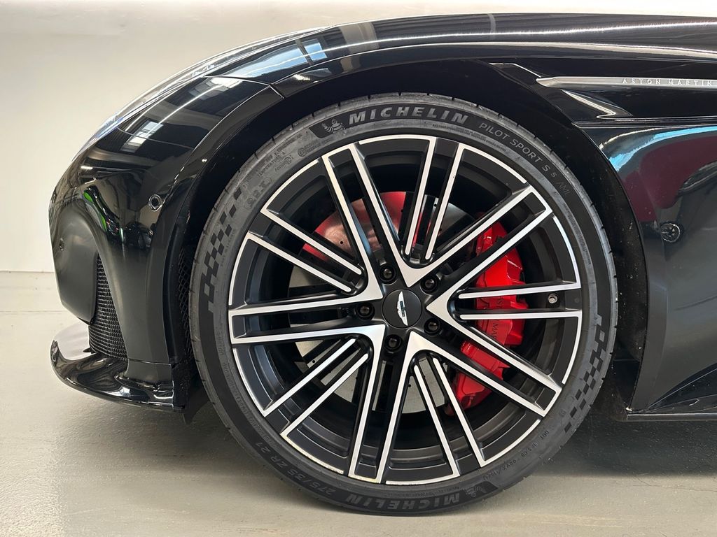 Aston Martin DB12 2024