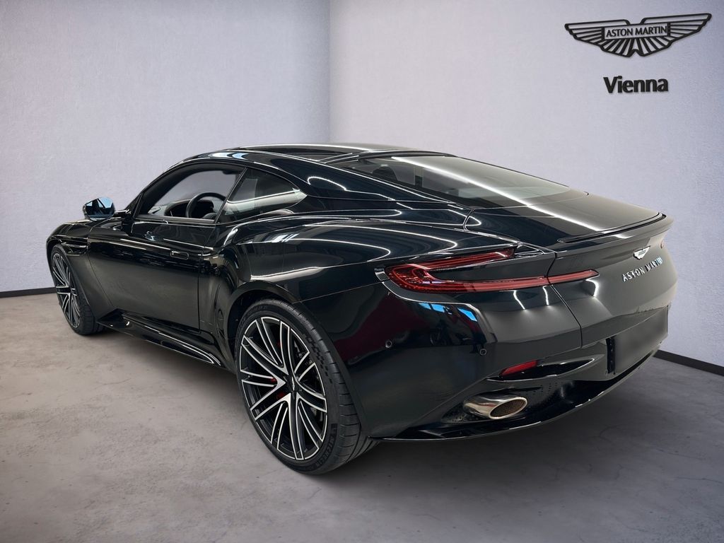 Aston Martin DB12 2024