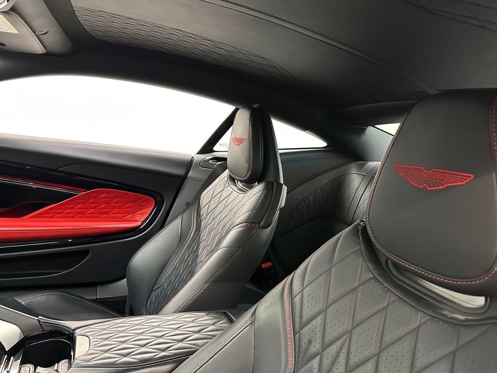 Aston Martin DB12 2024