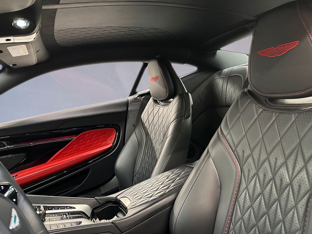 Aston Martin DB12 2024