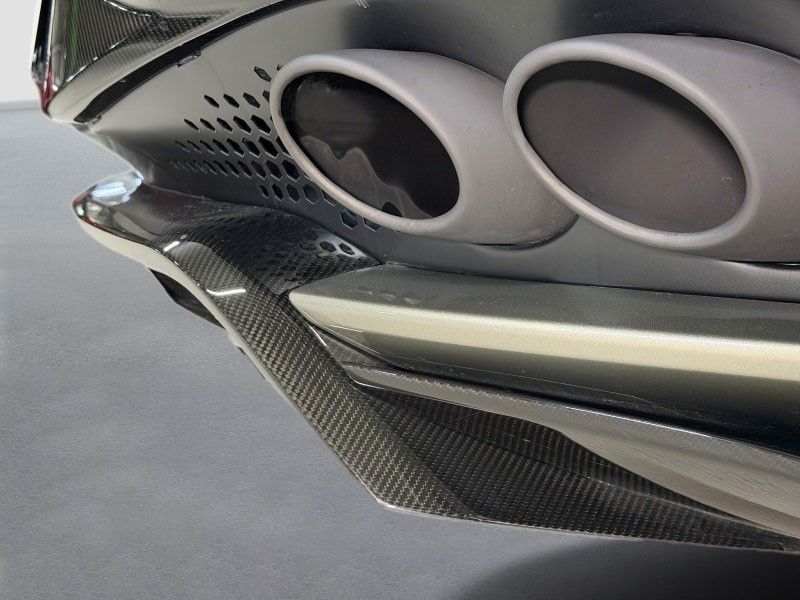 Aston Martin DBS 2024