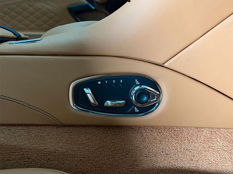 Aston Martin DBS 2024