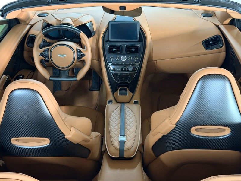 Aston Martin DBS 2024