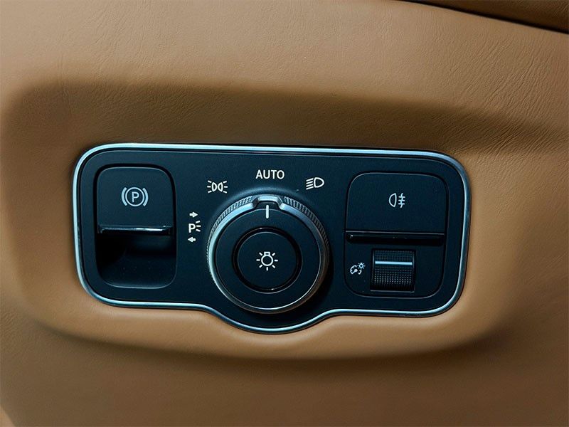 Aston Martin DBS 2024