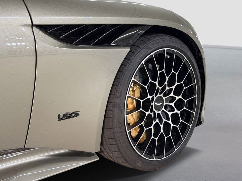 Aston Martin DBS 2024