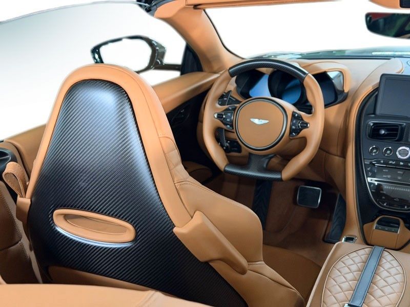 Aston Martin DBS 2024