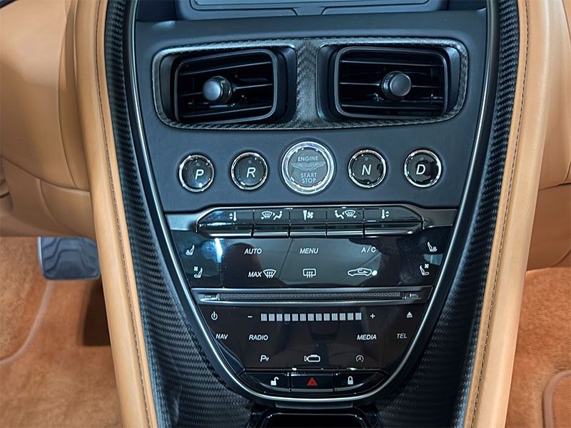 Aston Martin DBS 2024