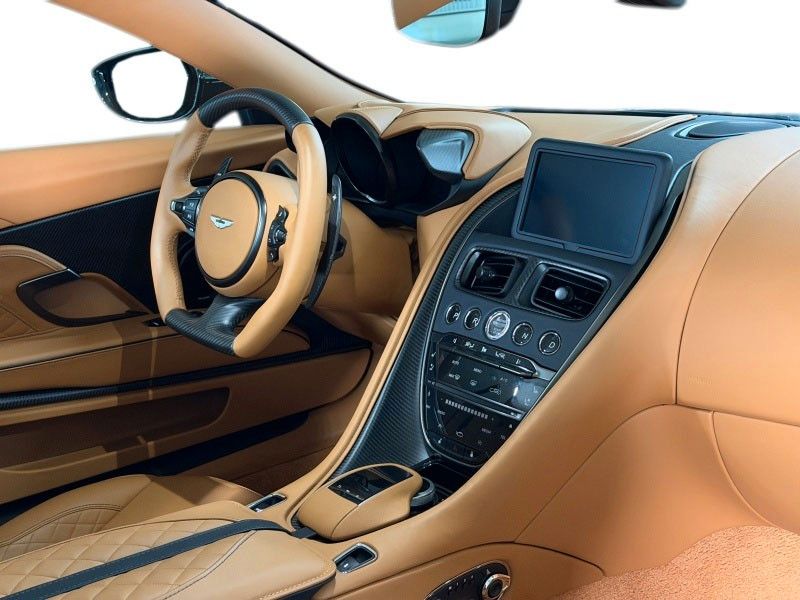 Aston Martin DBS 2024