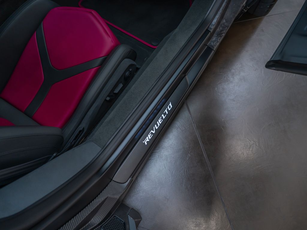 Lamborghini Revuelto 2025