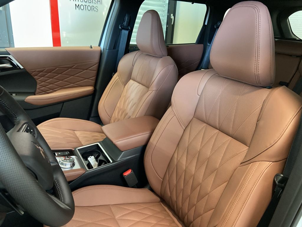 Mitsubishi Plug-in Hybrid Outlander 2025