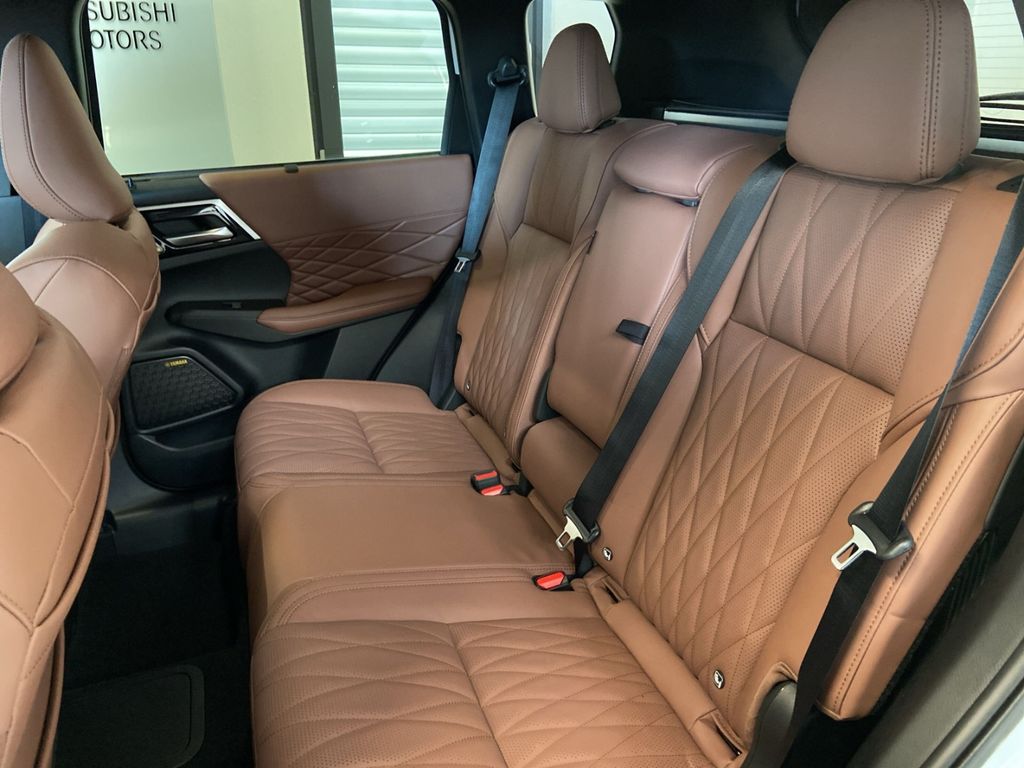 Mitsubishi Plug-in Hybrid Outlander 2025