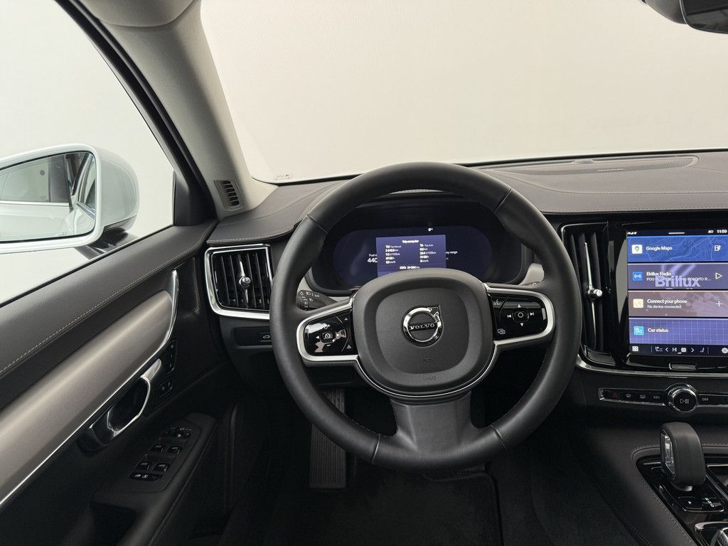 Volvo V90 2025