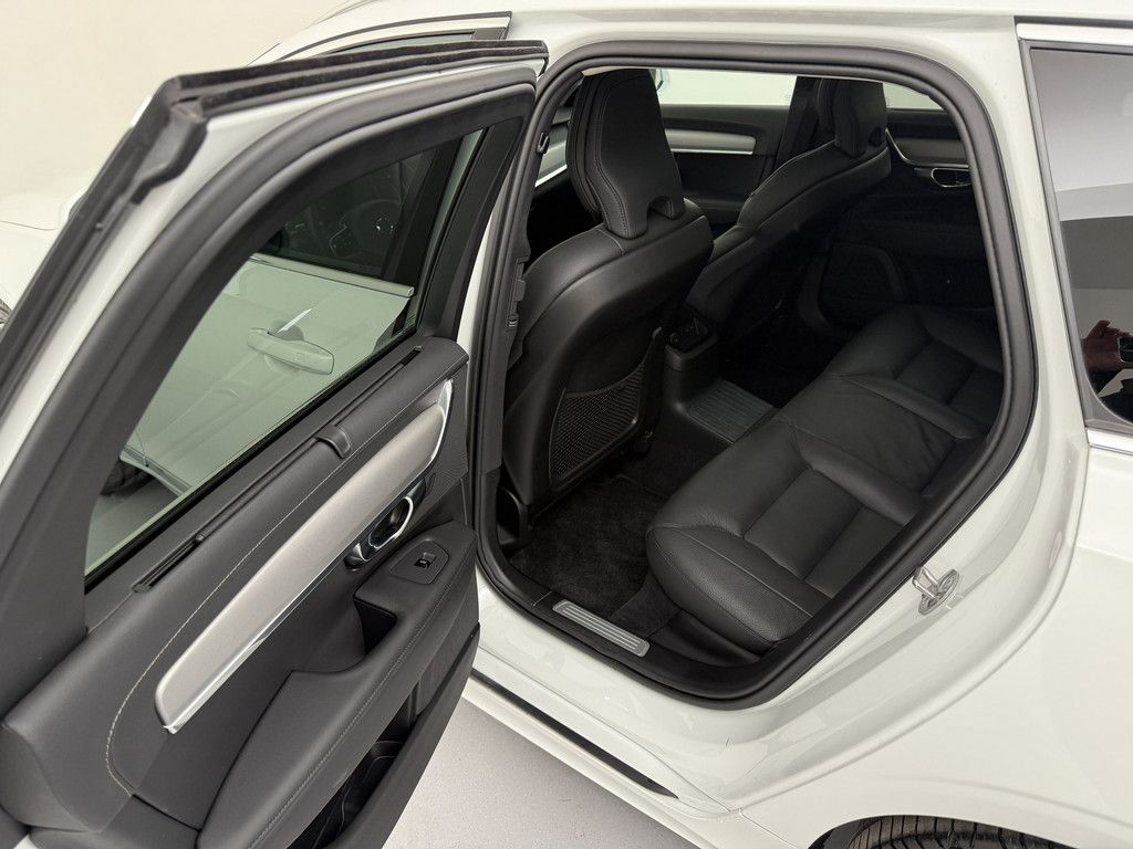 Volvo V90 2025