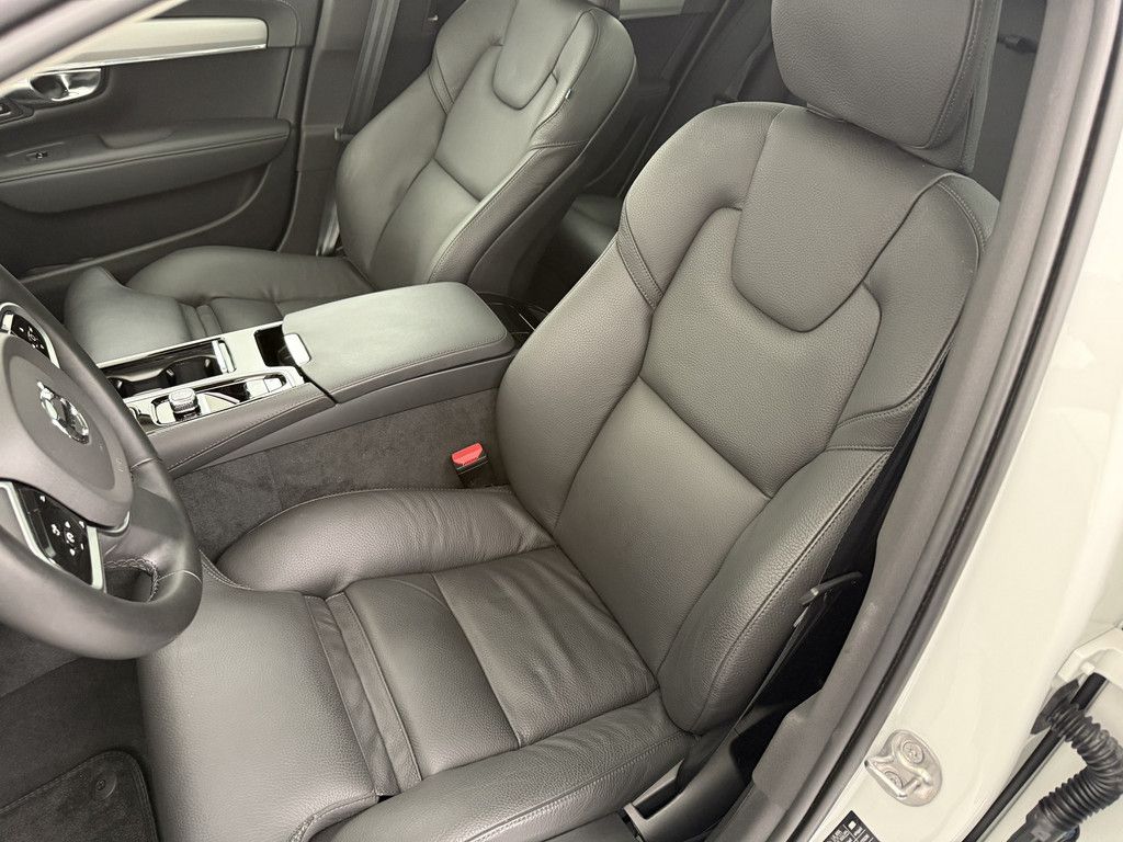 Volvo V90 2025