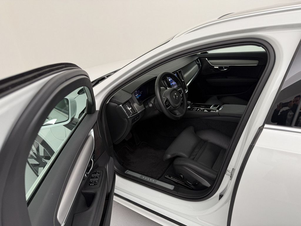 Volvo V90 2025