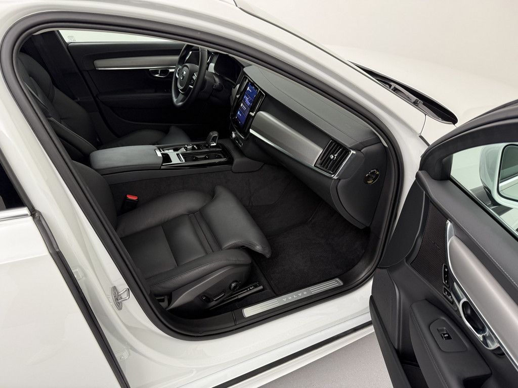 Volvo V90 2025