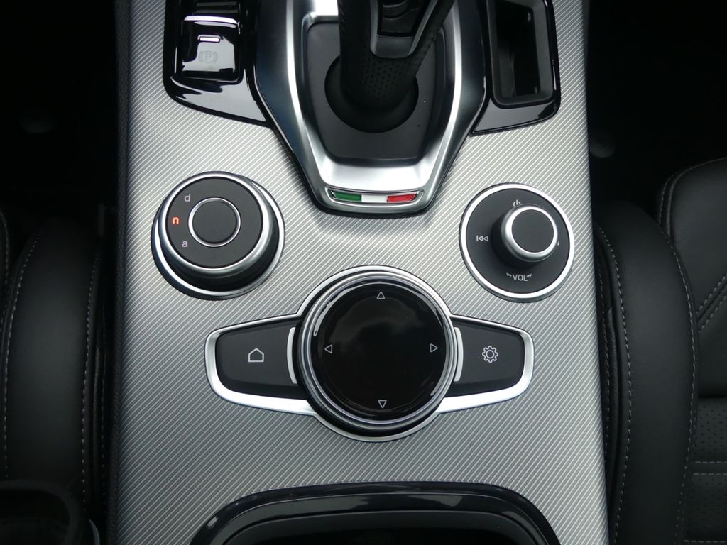 Alfa Romeo Stelvio 2025