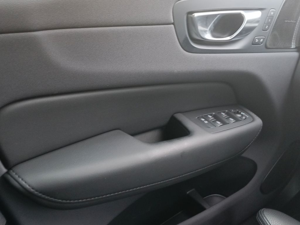 Volvo XC60 2025