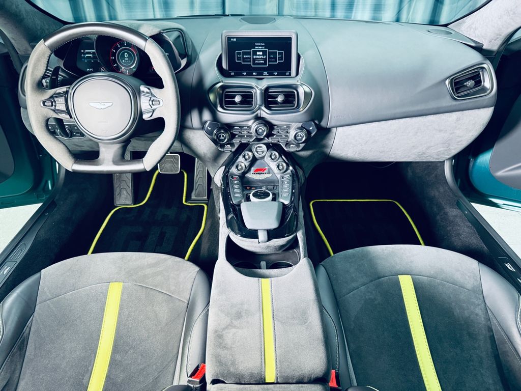 Aston Martin V8 Vantage 2022