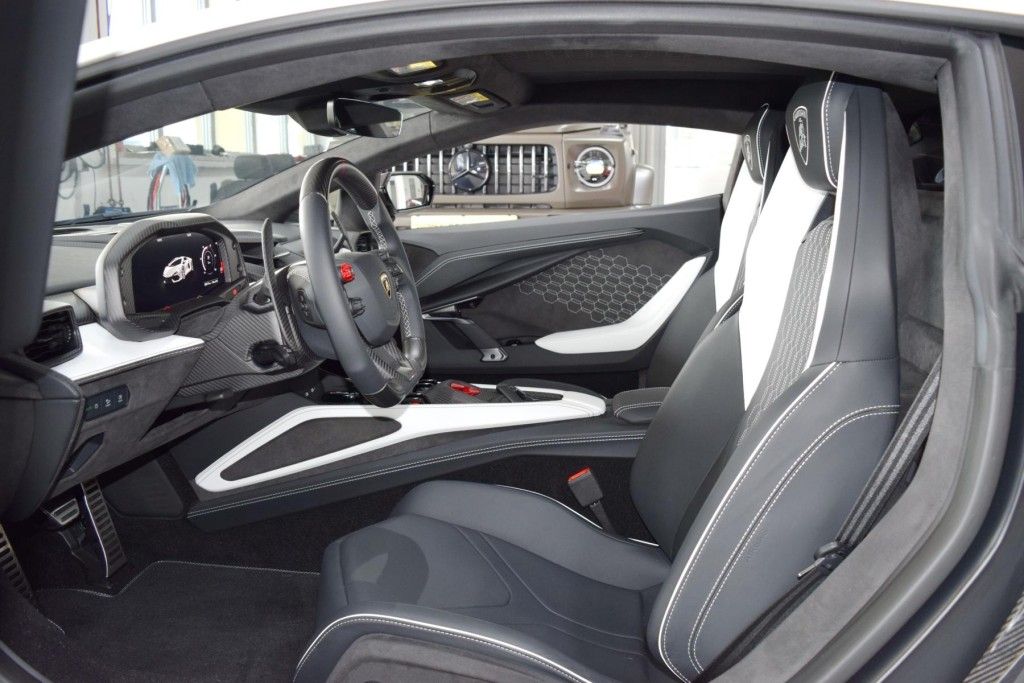 Lamborghini Revuelto 2025