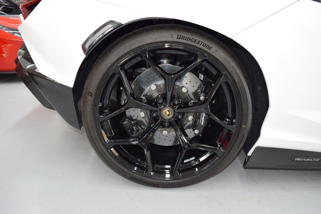 Lamborghini Revuelto 2025