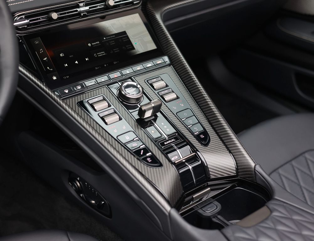 Aston Martin DB12 2025